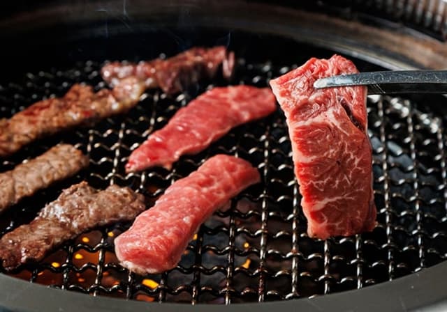 焼肉処 味来で提供する黒毛和牛を焼いている様子