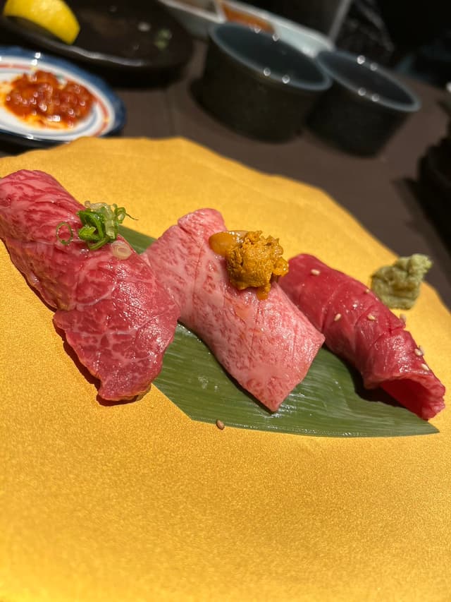 胡蝶蘭に囲まれて、、、焼肉屋『味来』オープン！！