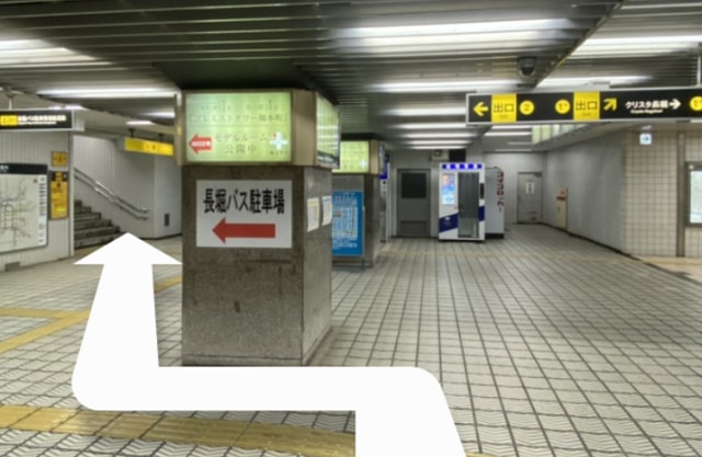 ①・②番出口方向の四ツ橋駅改札を出て、左前方にある②番出口の階段へ上がります。