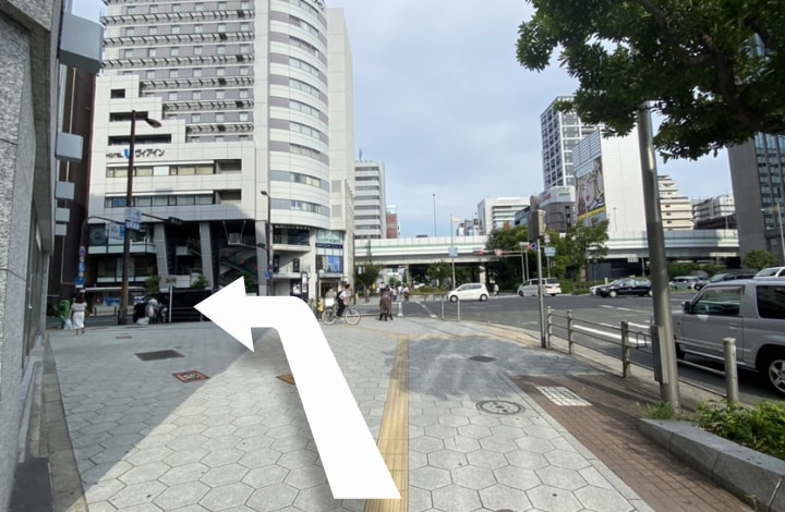 四ツ橋筋と長堀通りの交差点を左に曲がります。