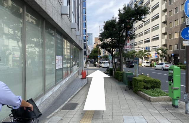 四ツ橋筋を直進してください。