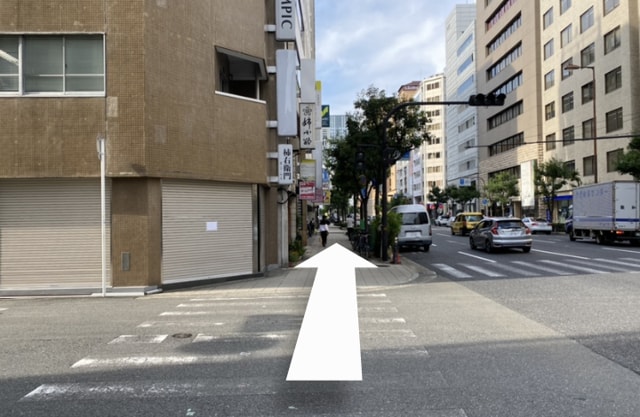 直進すると信号があるので渡って進んでください。