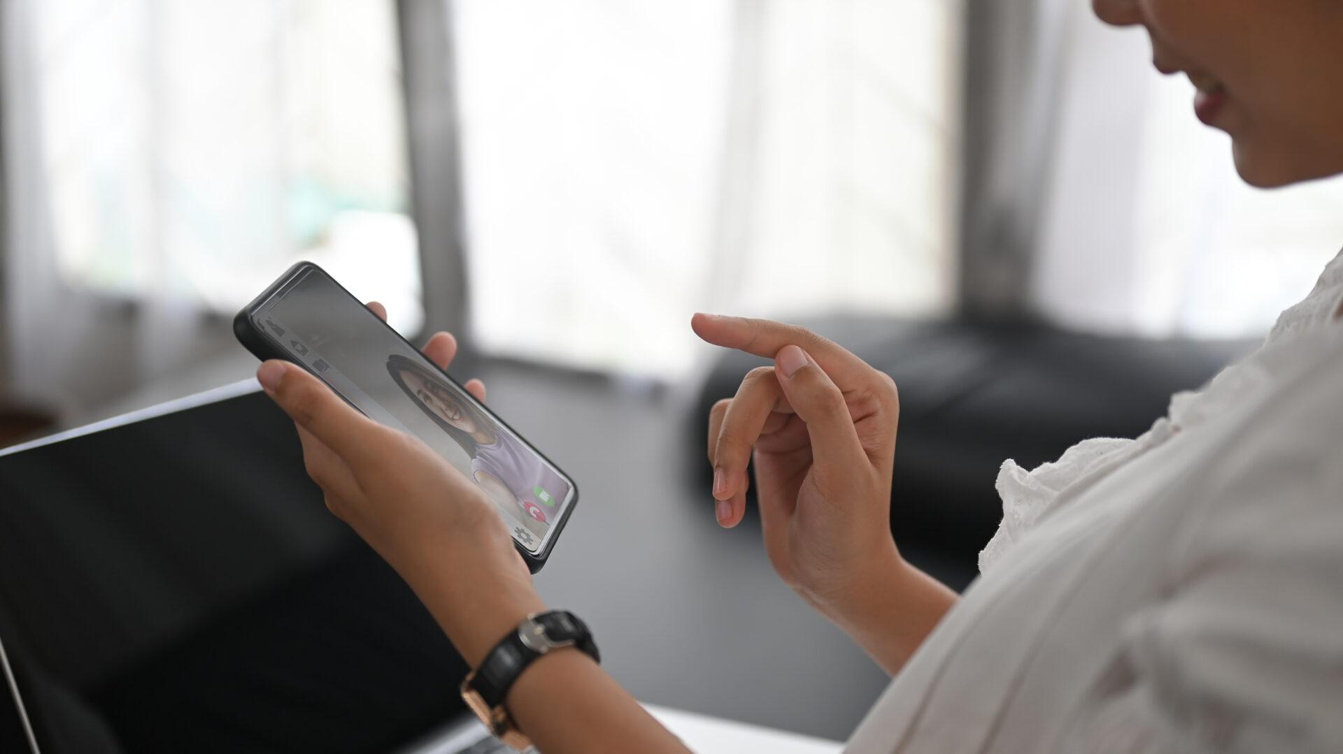 LINEコールで通話する方法とは?設定方法や注意点について解説