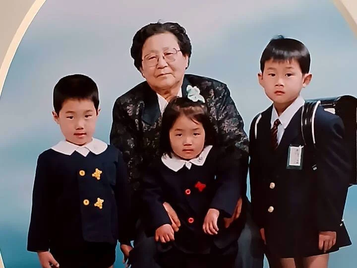 幼少期、祖母と兄弟と